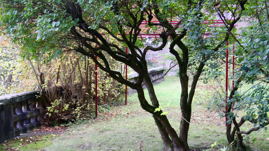 In Jean Pauls Garten ... fast ist alles so, als ob er gerade hier gesessen hätte.