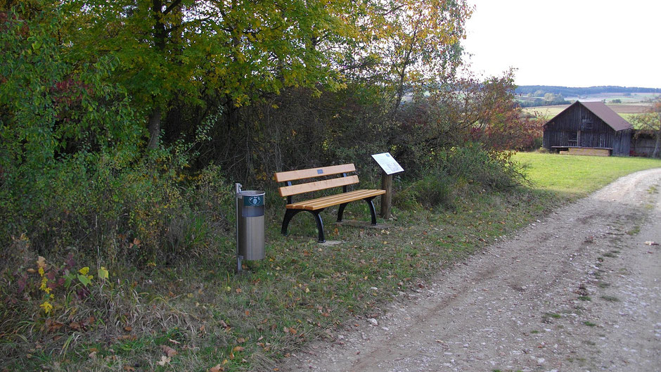 Auf dem Jean-Paul-Weg – Landschaftstafel 24 »Der alte Markgrafenweg« zwischen dem »Pfarrhügel« und Alladorf