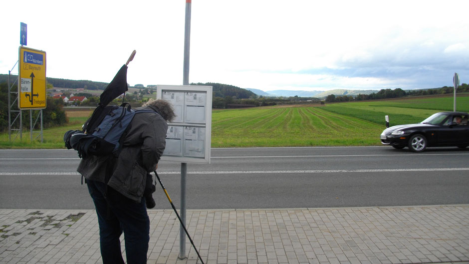 Bushaltstelle in Bindlach, im Hintergrund das Fichtelgebirge