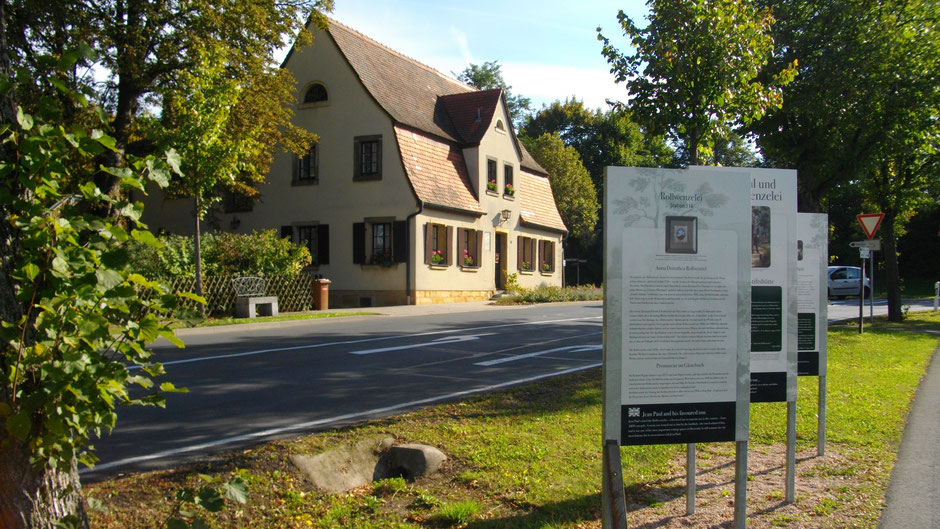 Auf dem Jean-Paul-Weg – Groß- und Sonderstation »Jean Paul und die Rollwenzelin« vor dem ehemaligen Wirtshaus »Rollwenzelei« in Bayreuth