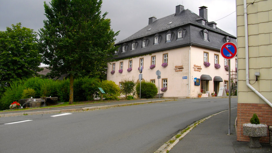 Auf dem Jean-Paul-Weg, Stationstafel 32a "Bruder Gottlieb in Sparneck" unter dem Baum, mitten in Sparneck