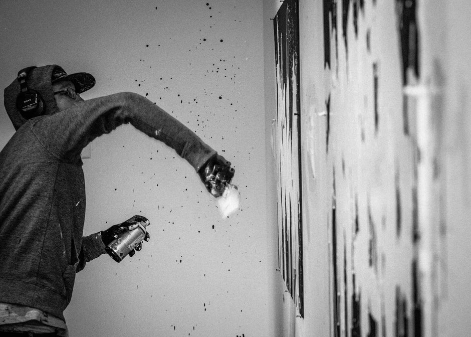 En plein processus créatif, le street artiste Bisco Smith oeuvre à répandre l'énergie créatrice pour un monde meilleur. © Bisco Smith