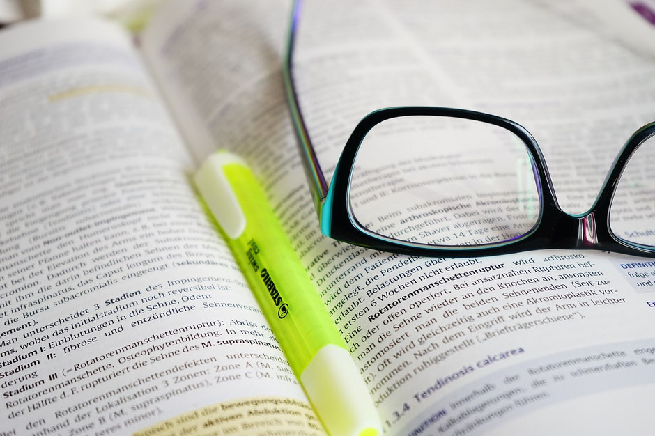 Pixabay license: https://pixabay.com/de/photos/brille-lesen-lernen-buch-text-272399