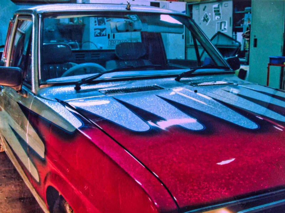 カスタムペイント の種類キャンディーフレーク塗装でスキャロップペイント でカスタムペイント された旧車サニートラックの右斜め前のアップで見たところ