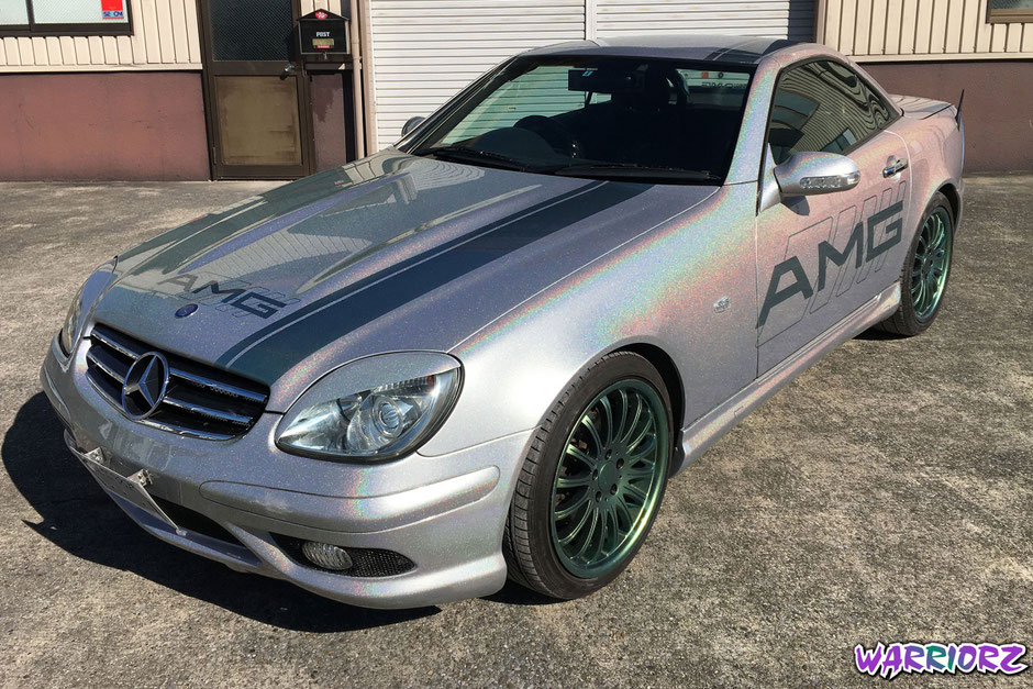 レインボーフレーク塗装で、カスタムペイントされたメルセデスＳＬＫ