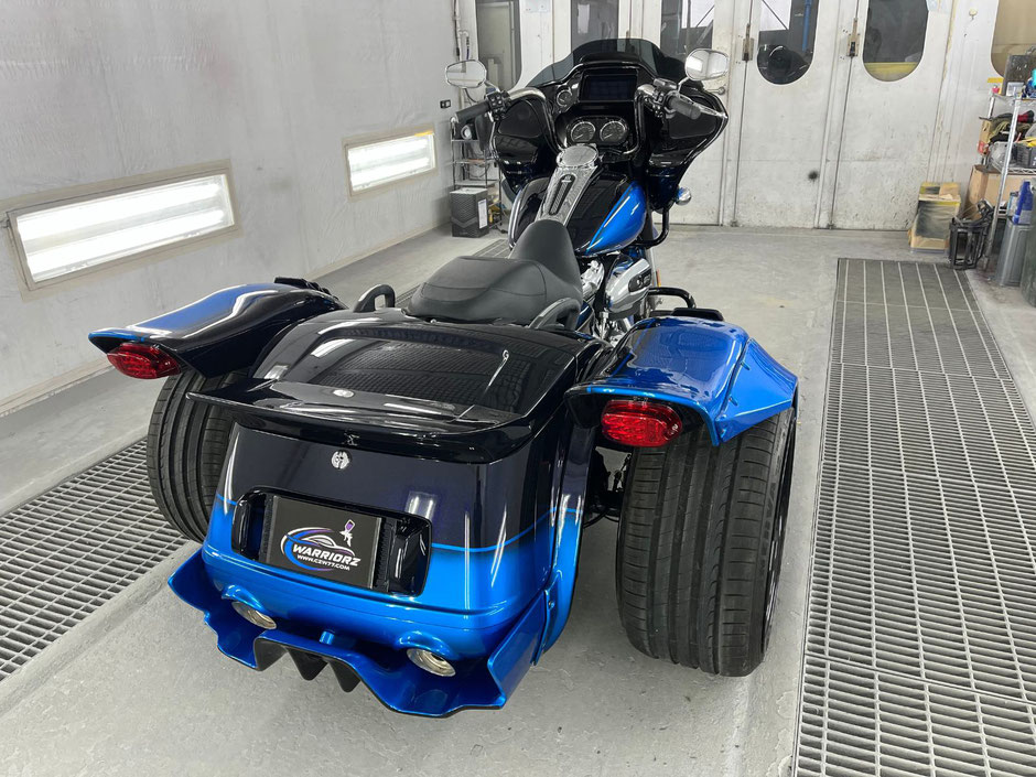 カスタムペイントバイクの施工例,キャンディー塗装,グラデーション 塗装,フレーク塗装を使ってカスタムペイントしたハーレーダビッドソントライクの後ろからのショット。