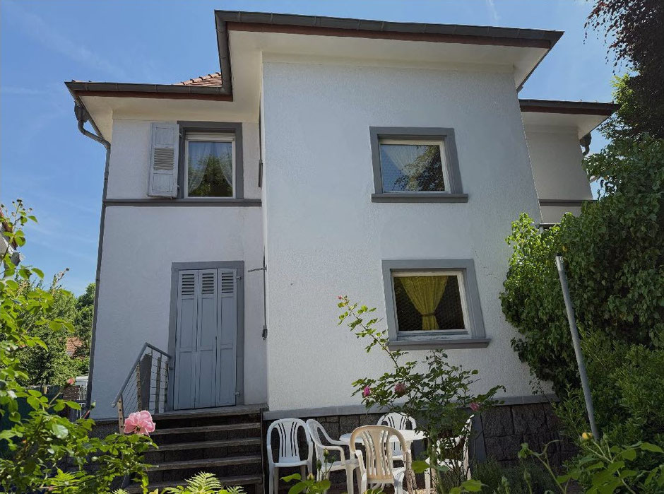 Hausansicht Westseite Terrasse - Ausgang Küche zur Terrasse - Garten mit ca. 250 m²