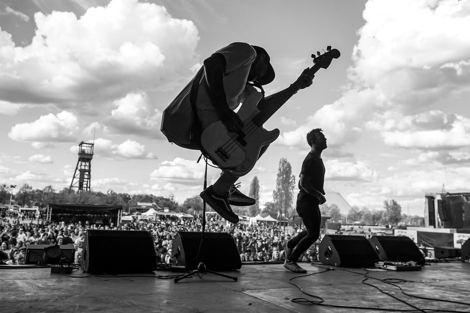 SmileAndBurn - OlgasRock - Festival - Oberhausen - Sprung - Bass - Crowd - Konzertsucht