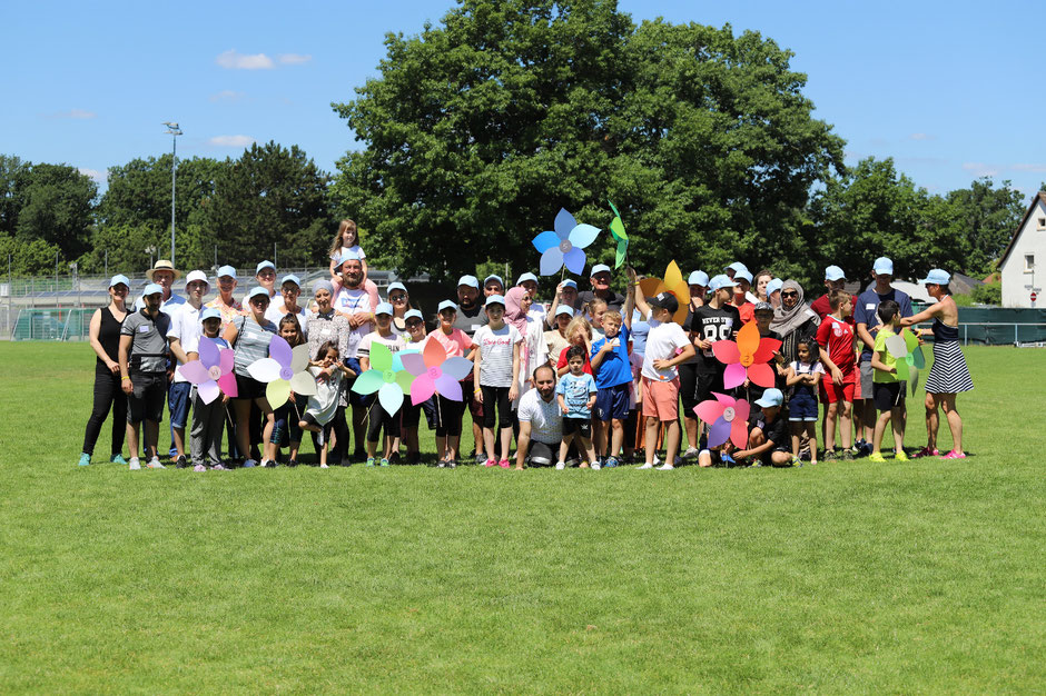 Stipendiaten-Kinder, Eltern, Geschwister, Team, Stiftungsvorstand, Fördernde: ein Teil der Offenbacher Diesterweg-Familie (4. Generation, 2021-23). Bild: Die Bürgerstiftung Offenbach / Miriam Ott mioMEDIEN