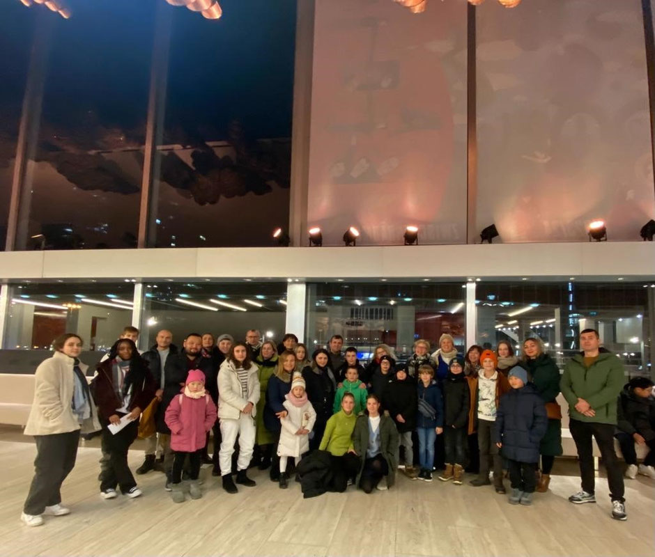 Die Diesterweg plus-Gemeinschaft im Schauspiel Frankfurt beim Familienstück "MOMO" am 3.12.23 gemeinsam mit Christine Obert, Nina Waibel-Rohde und Monika Sahm vom Diesterweg plus-Team (letzte Reihe). Bild: Die Bürgerstfiftung Offenbach