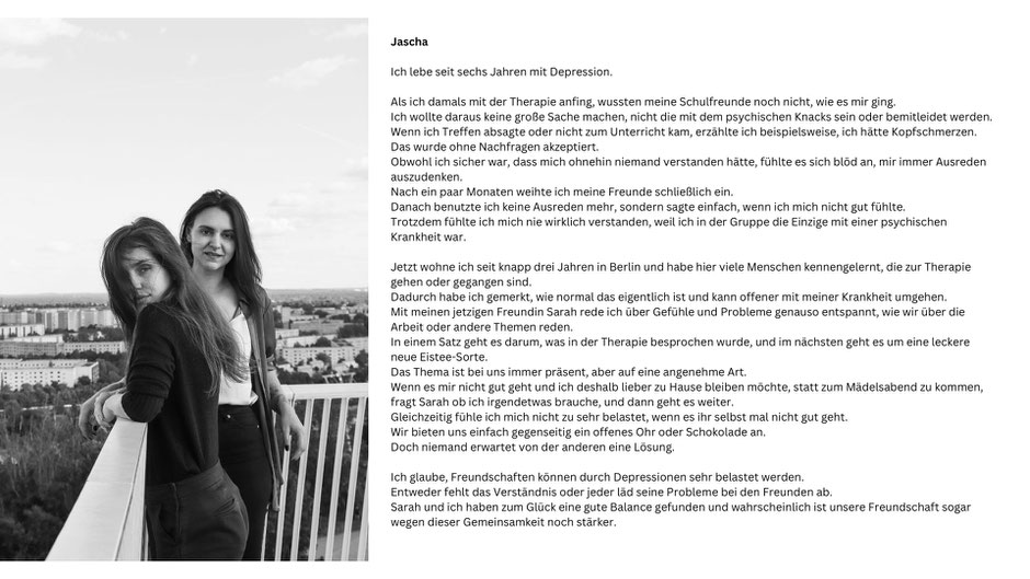Zwei Freundinnen stehen auf Aussichtsturm in Berlin Marzahn und schauen in die Kamera - authetische Fotografie von Malina Bura