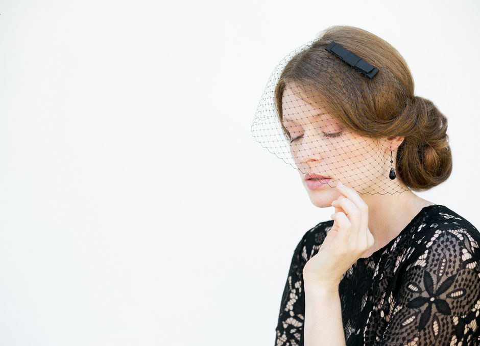 Fascinator in Schwarz mit Schleife aus Seide für Galaempfang, Weihnachtfeier, Silvester, Hochzeiten, Feste, Oper. Weihnachtsgeschenk.k.