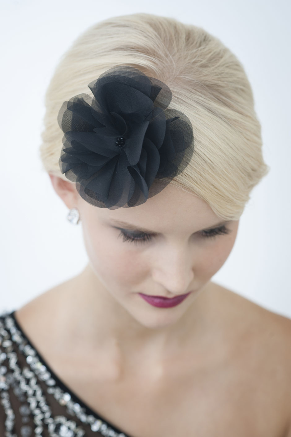 Haarblüte in Schwarz aus Seide für Gala, Abschlussball, Hochzeiten, Feste, Oper, Dinner-Party, Fasching, Weihnachtfeier. Weihnachtsgeschenk.