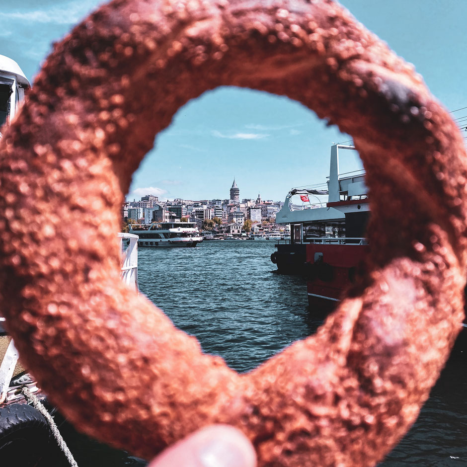 Istanbul: Der Galaturm, gesehen durch einen Sesamkringel