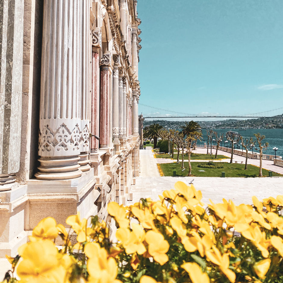 Der Ciragan-Palast, jetzt Kempinski Hotel und der Blick auf die Brücke über den Bosporus