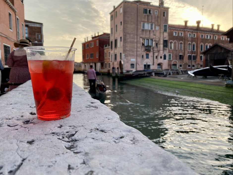 Venedig: Ein Spritz auf der Mauer gegenüber der Gondelwerft