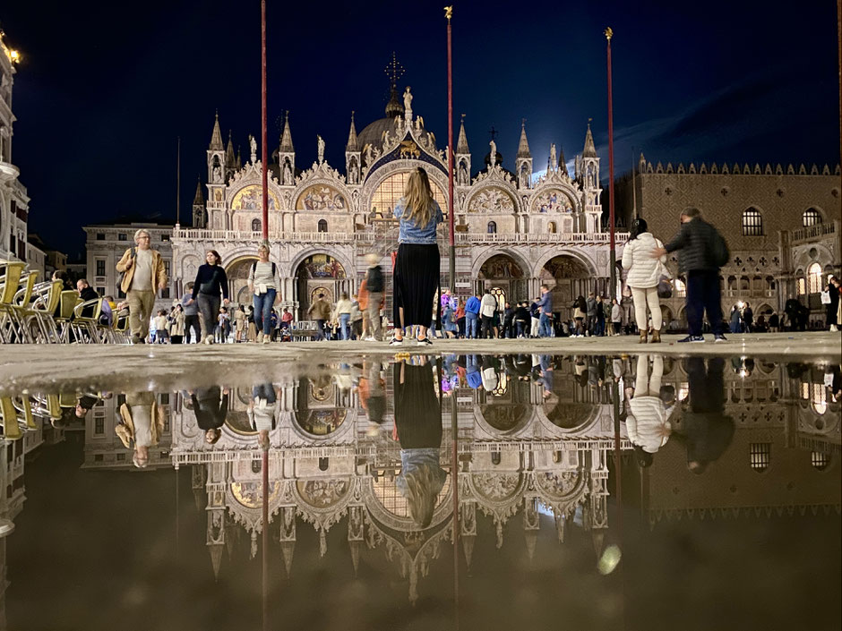 Venedig, San Marco, die Basilica di San Marco spiegelt sich in einer Pfütze