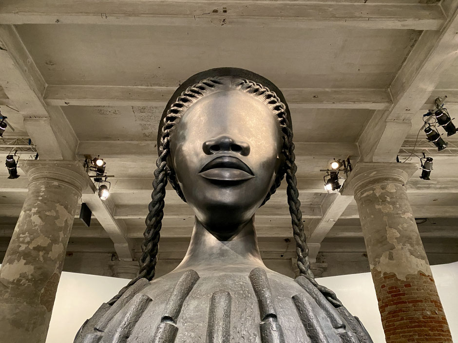 Venedig Biennale Arte – diese gigantische Skulptur steht gleich in der ersten Halle im Arsenale