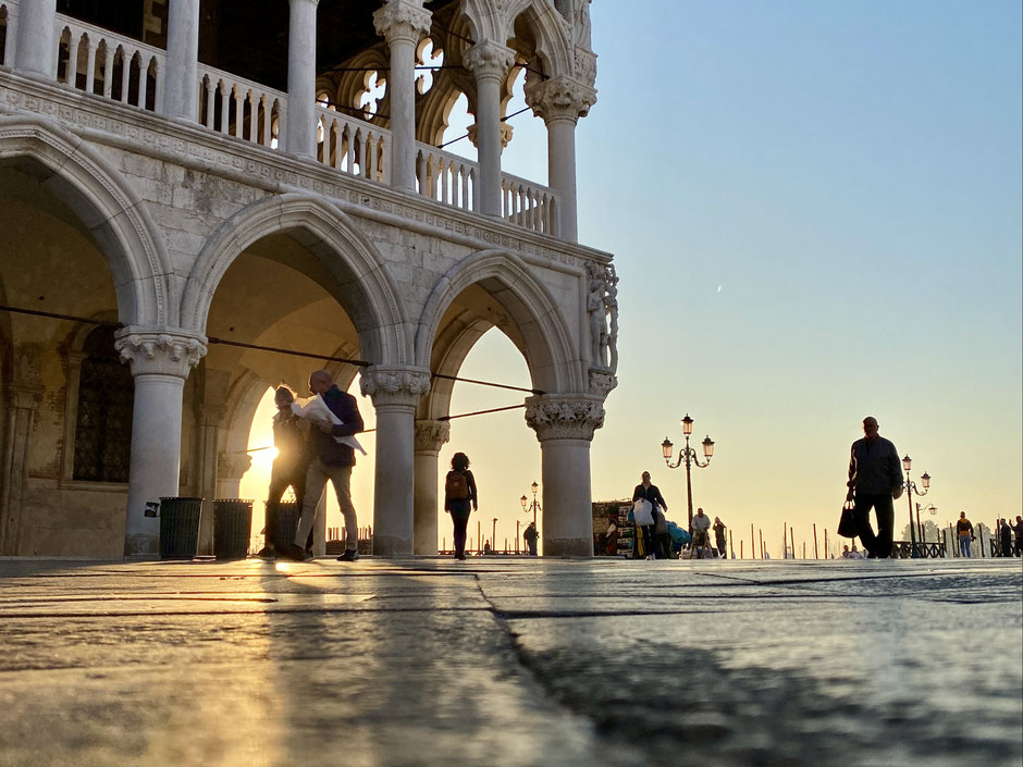 Venedig: morgens auf dem Markusplatz, wenn das Licht durch die Säulen des Dogenpalastes fällt