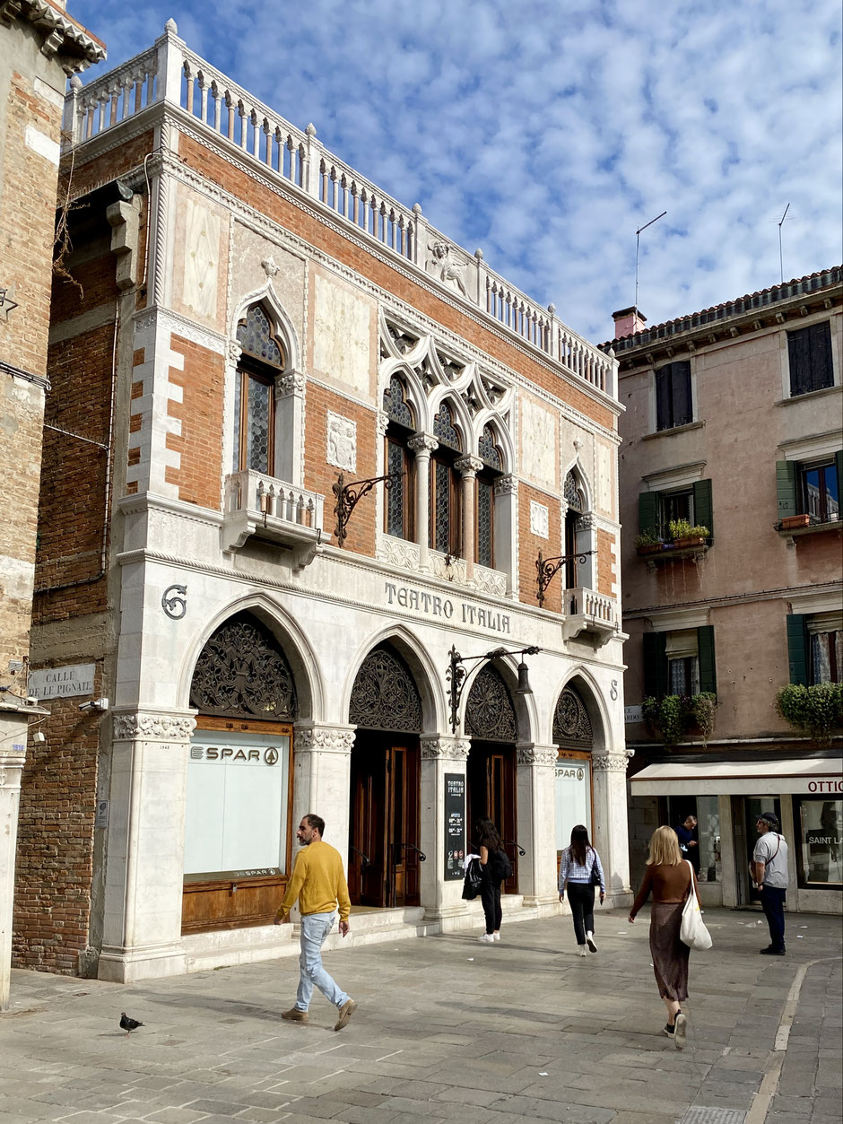 Venedig: Aussen Theater, innen Supermarkt (drinnen ist fotografieren verboten): das Teatro Italia