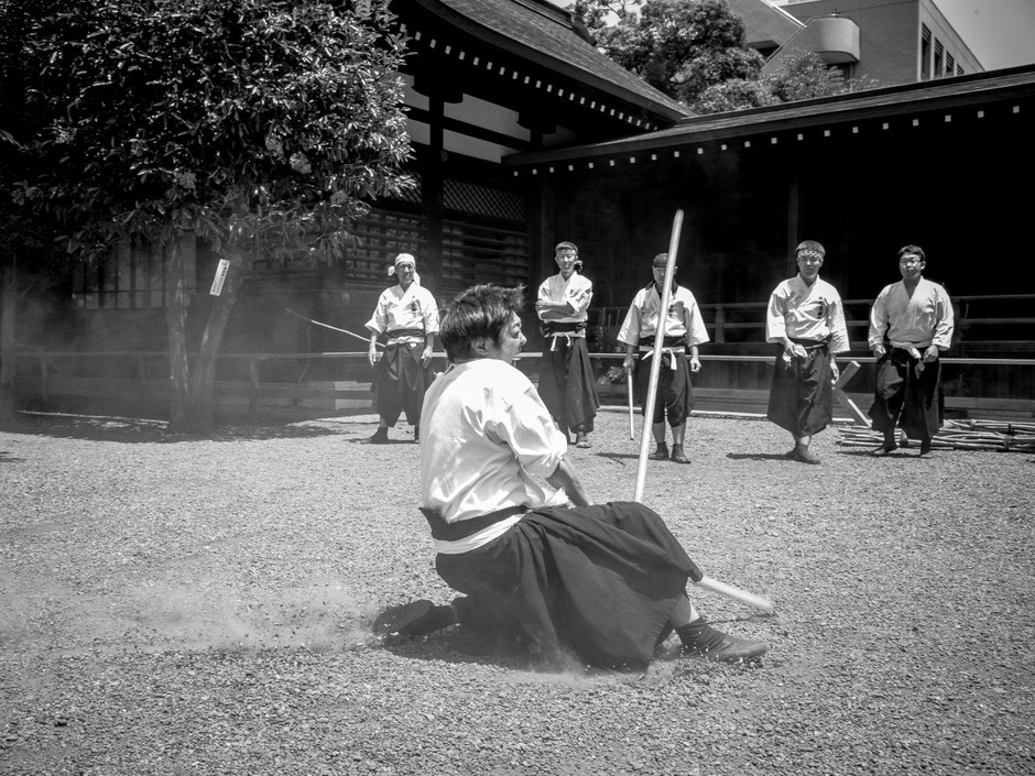 靖国神社奉納演武にて打ちまわりの演武を披露する薬丸兼弘理事長