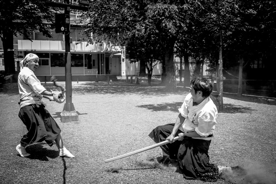 打ちまわりの演武を披露する薬丸自顕流顕彰会薬丸兼弘理事長と佐藤師範代。