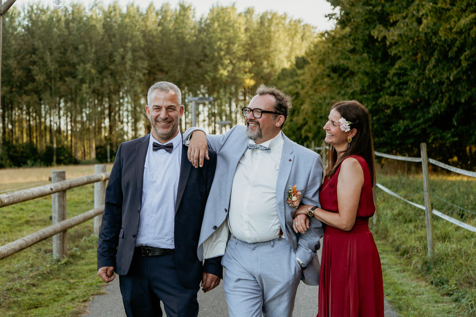 Le marié entouré de ses témoins – reportage photo mariage Avesnois