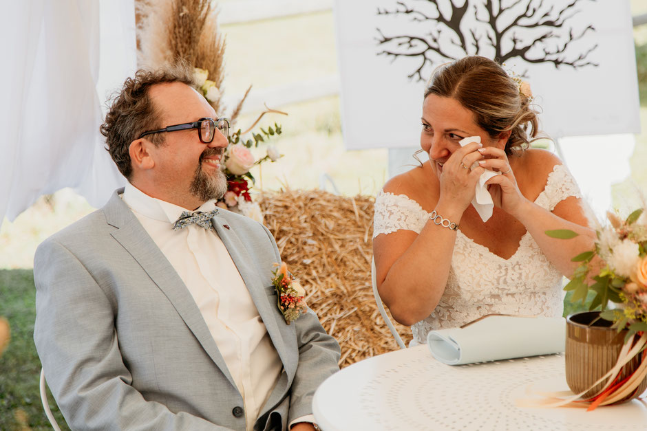 Cérémonie laïque au gîte des Charmilles – mariée émue pendant son mariage