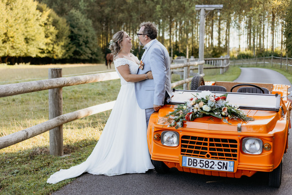 Photographe mariage Avesnois – Céline et Romain près d’une voiture décorée au gîte des Charmilles