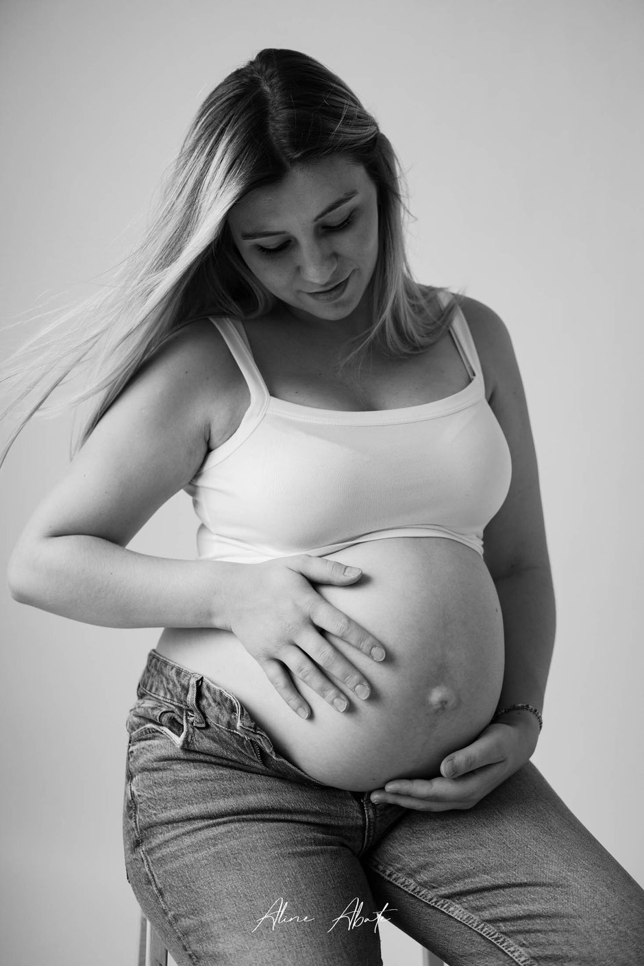 Photo grossesse en studio en noir et blanc, future maman émotive
