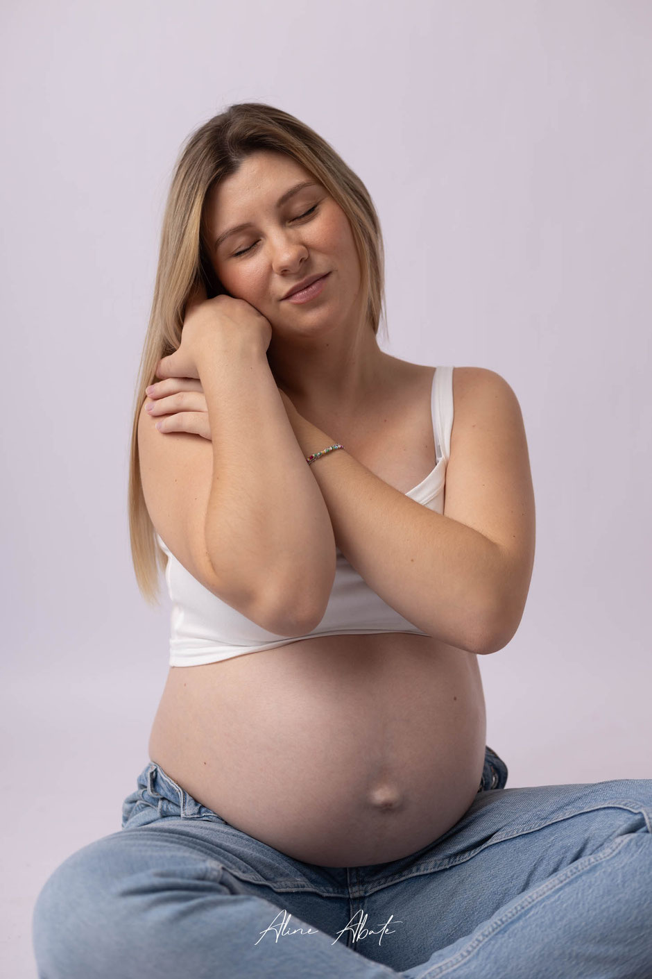 Séance photo grossesse en studio, portrait moderne de future maman