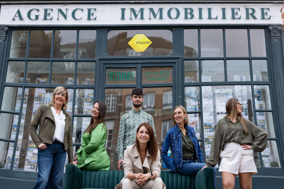 Portrait d’équipe agence immobilière 3D Immo devant la vitrine – photographe corporate Avesnois
