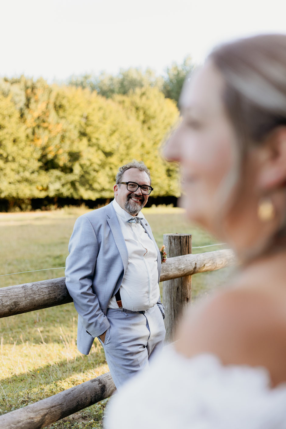 Marié souriant et regard amoureux vers sa femme – reportage photo mariage Dompierre-sur-Helpe