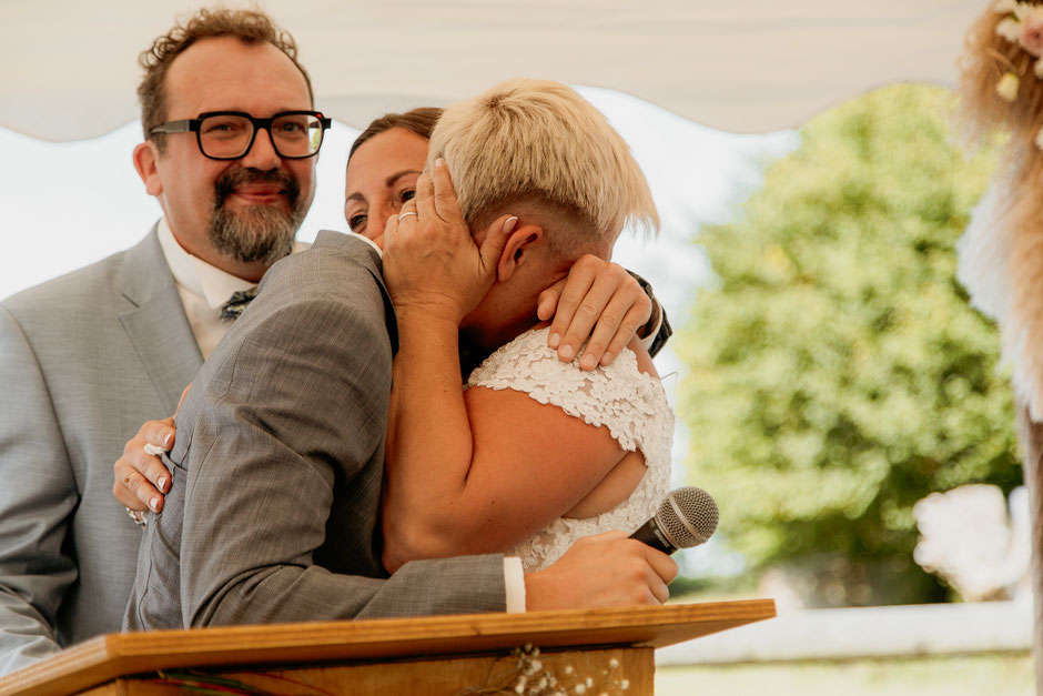 Émotion et étreinte pendant la cérémonie de mariage – reportage photo Avesnois
