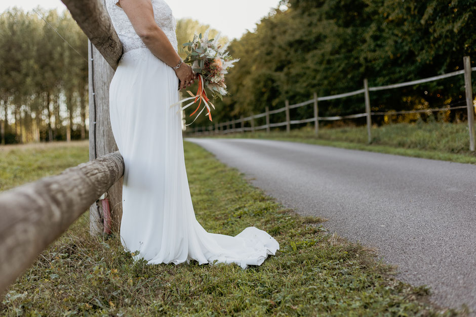 Détail robe de mariée et bouquet champêtre – photographe mariage Dompierre-sur-Helpe