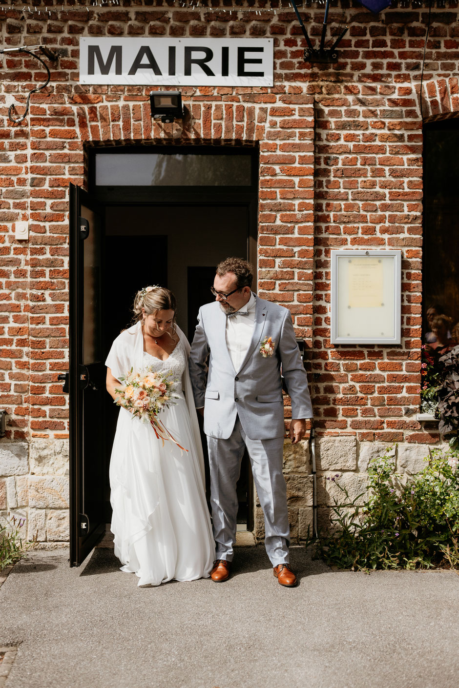 Mariage de Céline et Romain – sortie de la mairie dans l’Avesnois