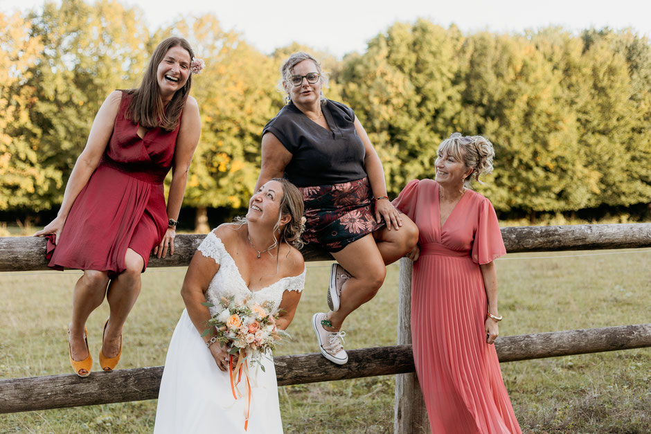 Mariée entourée de ses amies dans la campagne, photo de groupe – photographe mariage Avesnois