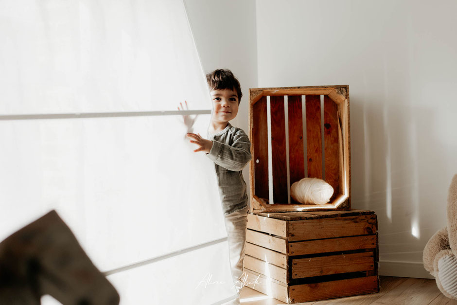 Séance photo Grand Bébé en studio : Maho joue derrière un rideau