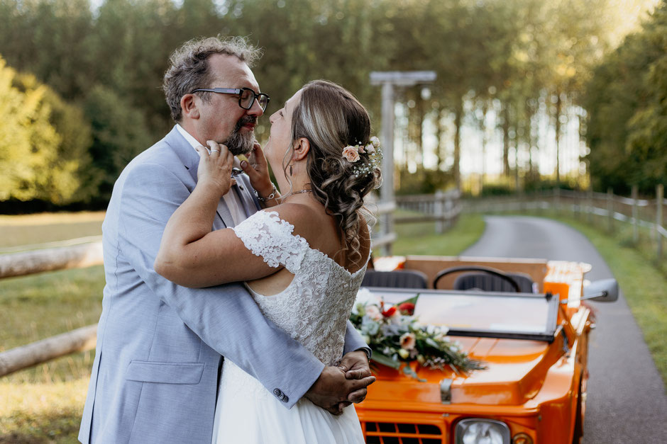 Moment complice de Céline et Romain – photographe mariage Avesnois