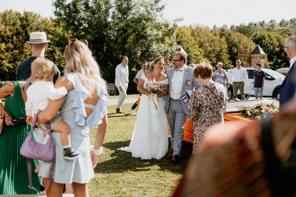 Arrivée de Céline et Romain entourés de leurs invités – photographe mariage Avesnois