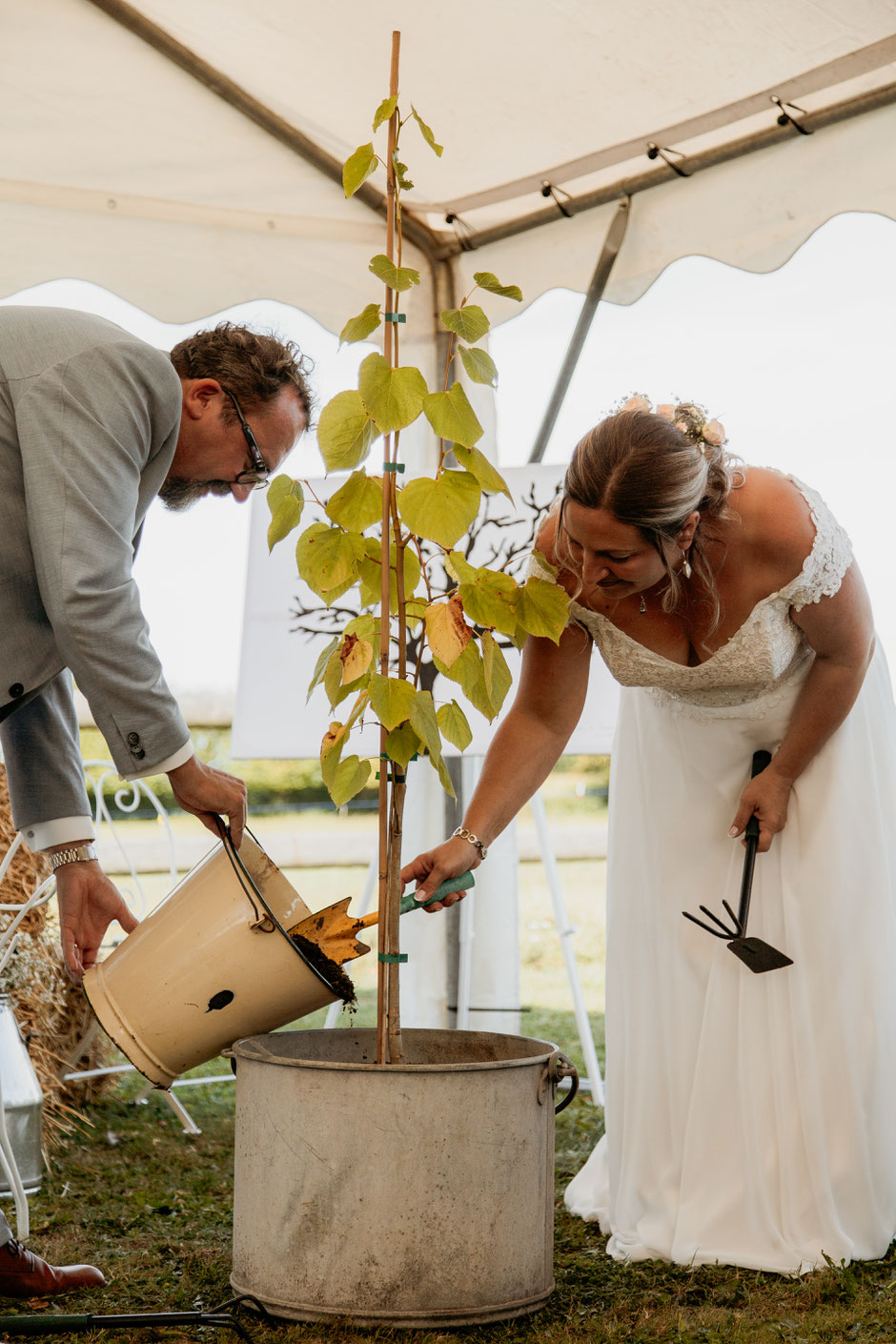 Mariage Céline et Romain – plantation d’un arbre lors de la cérémonie laïque