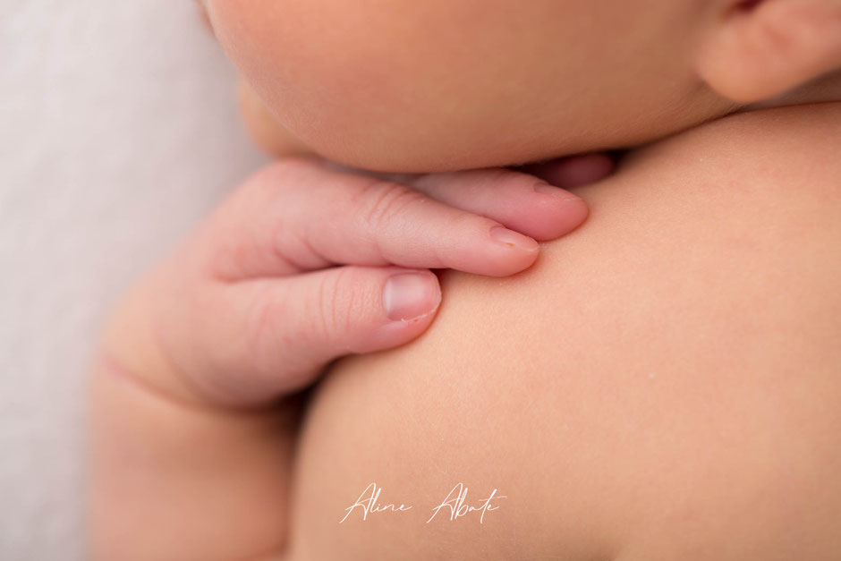 détail bébé Fourmies mains nouveau-né lumière douce
