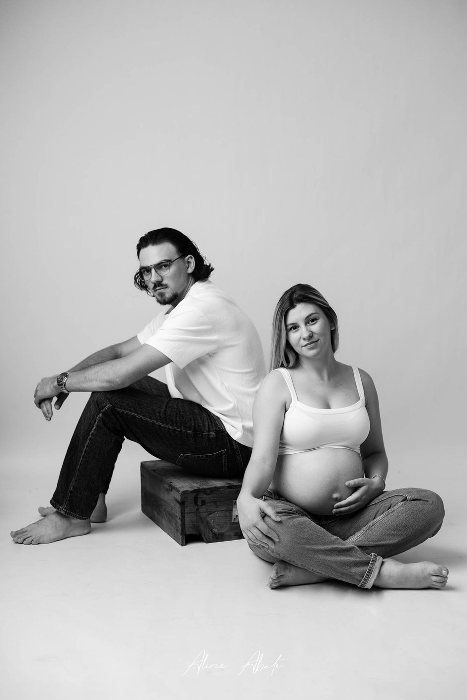 Shooting grossesse en couple en studio, style minimaliste et moderne