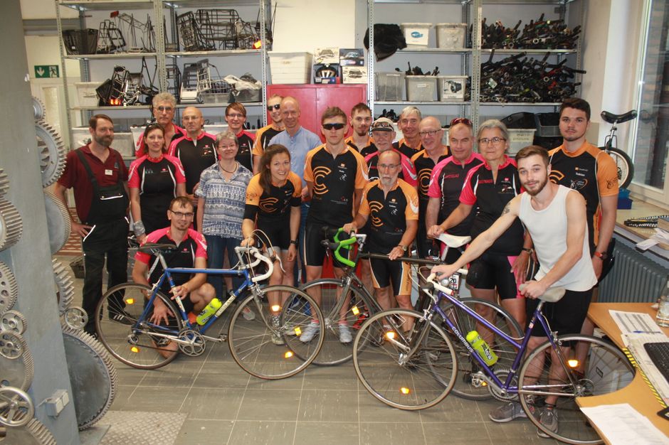 Die Altfrid Fighters beim Besuch der Duisburger Werkkiste. Empfangen wurden sie von Maurice Glaeser mit seinem neuen Rennrad (vorne links), Fahrradwerkstatt-Leiter Markus Sistermann (vorne rechts), Werkkiste-Geschäftsführer Norbert Geier (schräg dahinter)