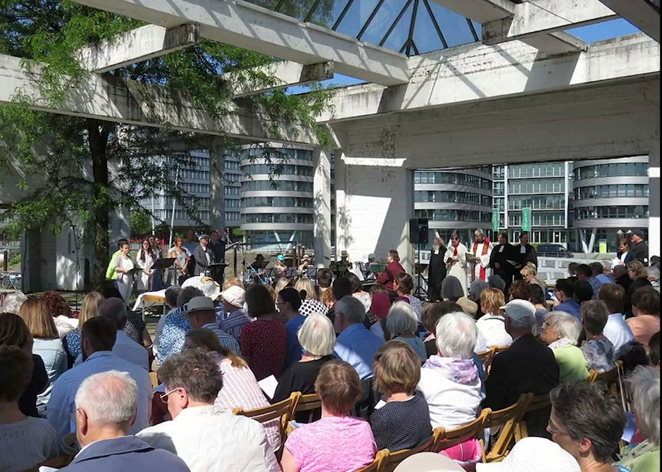 Rund 400 Menschen waren 2018 zum Pfingstgottesdienst im Duisburger Innenhafen gekommen.