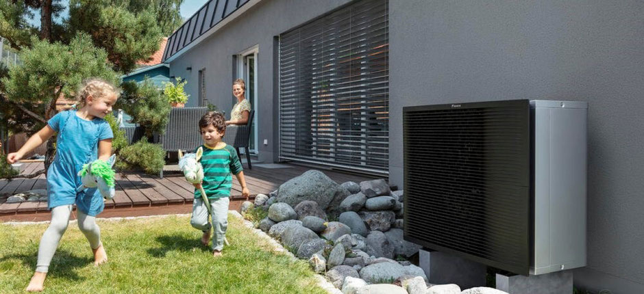Luft-Wasser-Wärmepumpen nutzen über ihre sogenannte Außeneinheit (hier im Bild) die Temperatur der Umgebungsluft, um Heizwärme zu erzeugen. Foto: Daikin