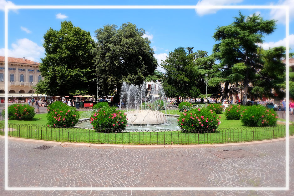 Die Piazza Brà ist Treffpunkt von Einheimischen und Touristen. An den Cafés entlang kann man in der Sonne sitzen und Cappuccino oder eine kühle Limonade trinken.