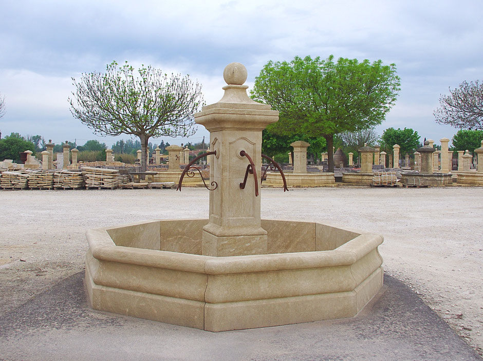 Historische Säulenbrunnen VILLAGE aus Naturstein, handgefertigt aus Frankreich
