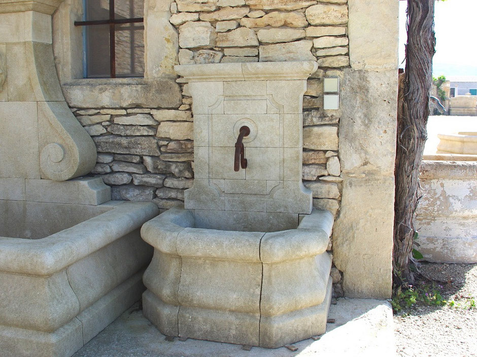 Gartenbrunnen ORANGE aus Naturstein, antik, handgefertigt aus Provence