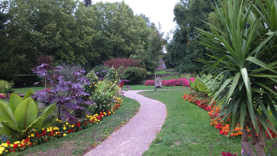 Les allées du Petit Parc thermal avec, au fond, la stèle romaine datée du IIIe siècle après J.-C. (c) Municipalité de LVLB